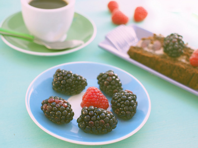 早上早餐与浆果 咖啡和蛋糕