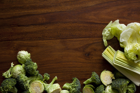 新鲜的绿色蔬菜，在桌子上