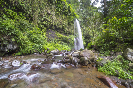 高高的瀑布从印度尼西亚龙目岛的瑞嘉尼山
