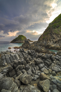 在印度尼西亚龙目岛海滩岩山