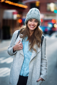 美丽微笑的女人，走在纽约街头穿着休闲风格的衣服