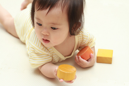 日本女婴玩积木0岁