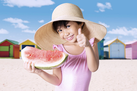 大象在牛仔裤裤子抱着西瓜和心抱着西瓜的快乐肥胖男孩白种男孩抱着吃