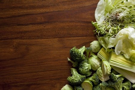 新鲜的绿色蔬菜，在桌子上