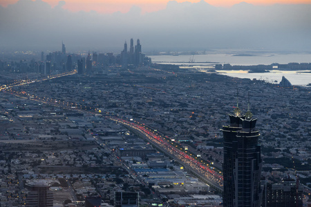 迪拜在黄昏的鸟瞰图