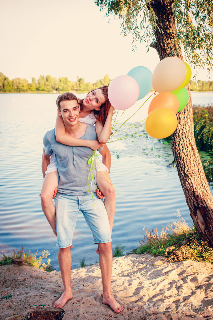 她跳到他背上的气球拥抱美丽幸福的夫妇