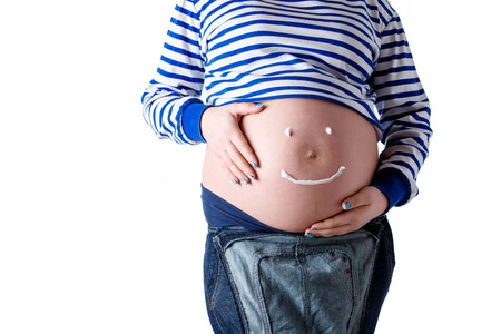 孕妇写笑脸字在她的肚子上。隔离