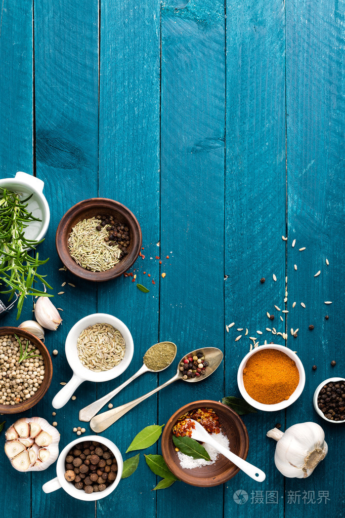 木制的桌子上的香料烹饪背景