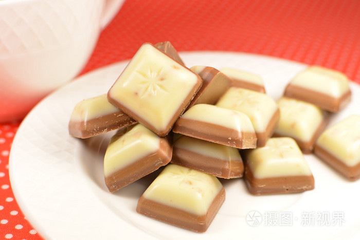 白巧克力和牛奶巧克力糖果