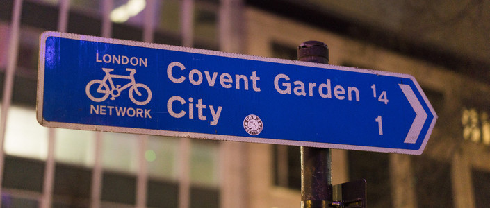 到伦敦考文特花园的方向指示标志