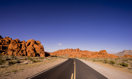 亚利桑那州通过的道路漫长而空