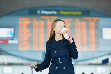 年轻的女性旅行者在国际机场