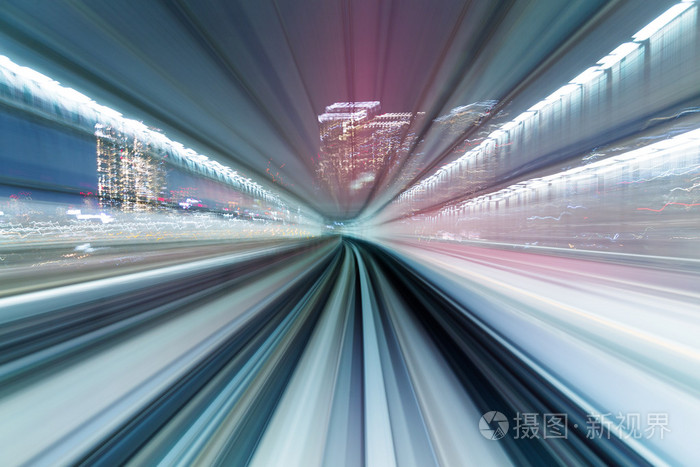 火车穿过隧道