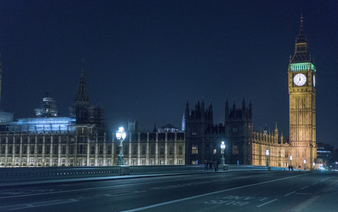 晚上有大本钟和议会大厦的威斯敏斯特桥
