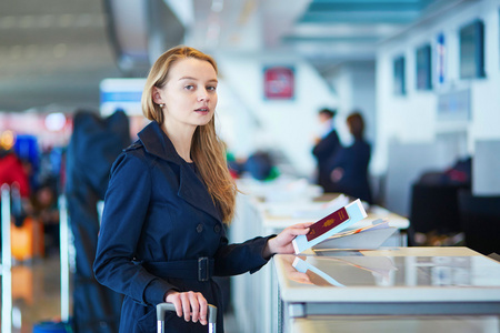 年轻的女性旅行者在国际机场