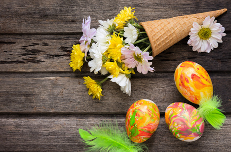 用鸡蛋 鲜花和装饰木制 b 上的复活节背景