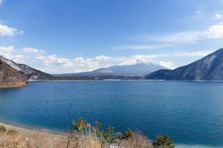 湖本栖湖与山富士