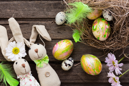 复活节彩蛋在巢和家庭制作的 banni 背景