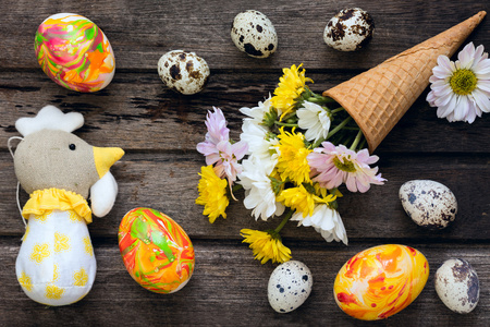 用鸡蛋 鲜花和自制的装饰 o 复活节背景