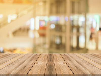 木板空表模糊背景。视角的棕色木超过模糊在百货商场   可用于显示或蒙太奇您的产品。模拟显示的产品为