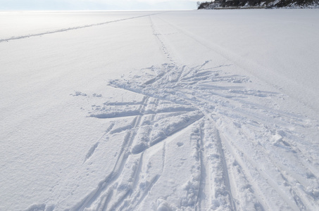 在白湖中的浮雪滑雪道图片