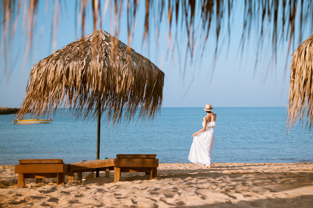 走在海边的女人背包客图片