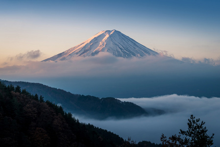 在晴朗的夜空，从河口湖云笼罩的富士山