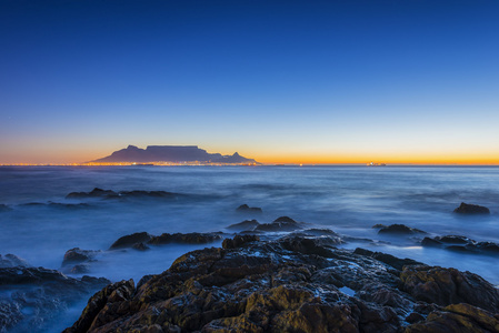 海角镇桌山标志性的平顶日落期间从 Blouberg 钢绞线在南非