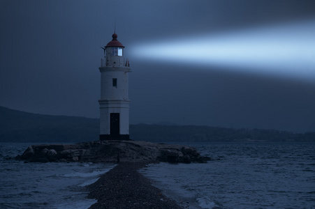 在海中夜间发光的灯塔在符拉迪沃斯托克 海参崴照片