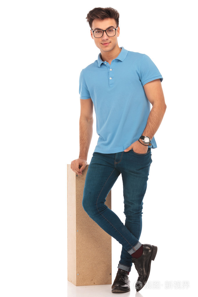 男孩站着双腿交叉