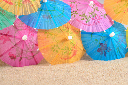 五颜六色的纸鸡尾酒撑着雨伞，砂