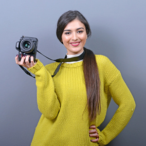 美女摄影师持有 Dlsr 相机 aga 的肖像
