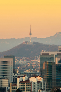 首尔塔和城市景观与金色的光芒在韩国首尔的视图