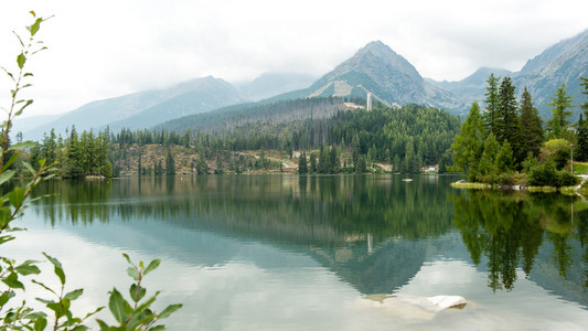 平静的湖水中的倒影图片