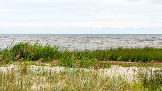 海浪在波罗的海岸边