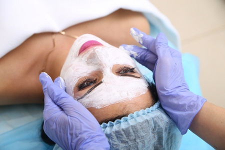 医生美容师适用粘土面膜在脸上的手美丽窝