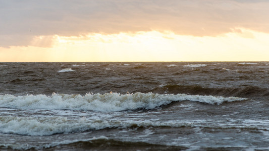 风暴巨浪在波罗的海岸边图片
