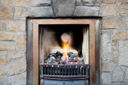 经典房子里的木头壁炉