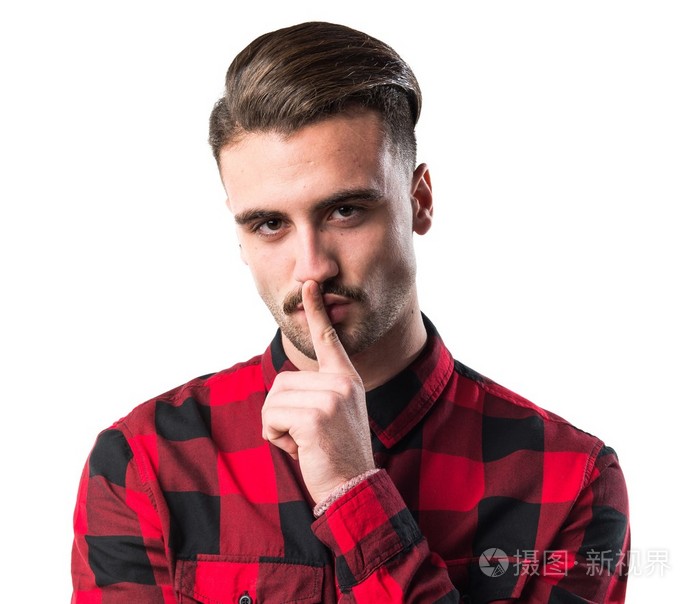 英俊的男人制作沉默姿态