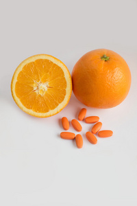 橙色和白色背景上的维生素 C