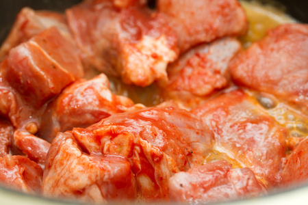 黑椒煎炸腌的猪肉图片