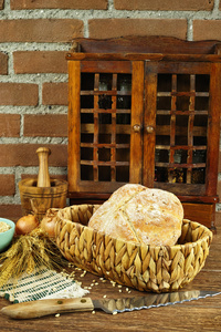乡村风格的洋葱做的圆面包