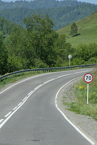 俄罗斯西伯利亚2012 年 6 月 10 日 汽车在俄罗斯路线 M52 R256，也称为丘亚公路或 Chuysky Tr