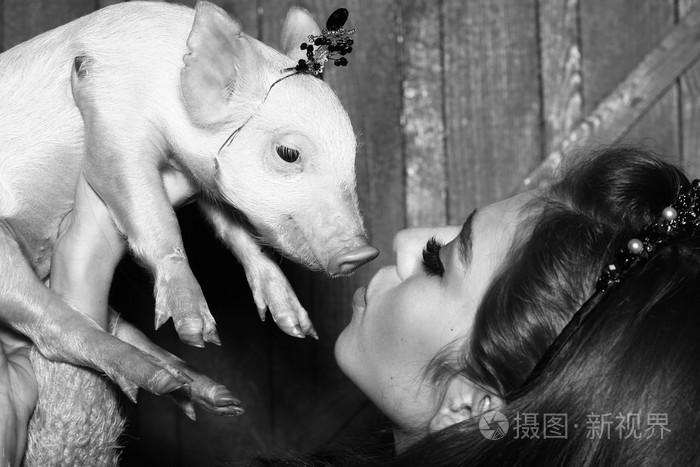 和猪在一起的女人