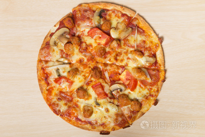 在木头上切蔬菜比萨