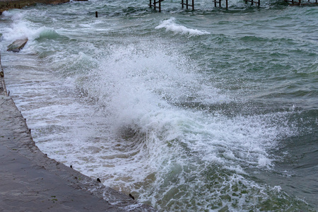 海暴和海浪飞溅