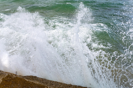 海暴和海浪飞溅