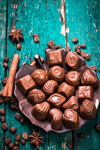 美味的巧克力糖果，木制背景