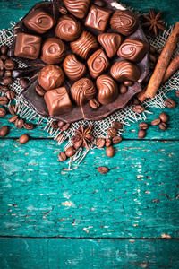 美味的巧克力糖果，木制背景