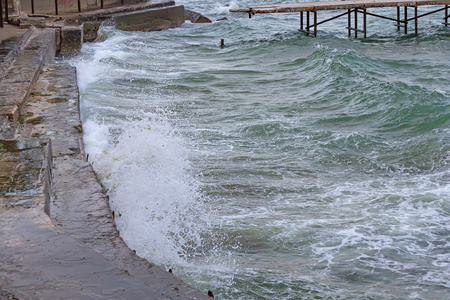 海暴和海浪飞溅